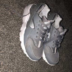 Gray Nike harauches